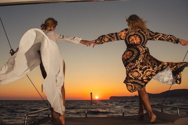 Santorini All-inclusive Catamaran Cruise with Thirassia Stop