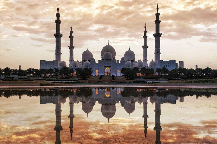 Abu Dhabi Private Tour with Louvre & High Tea at Etihad Tower