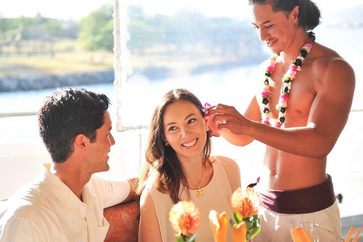 Honolulu: Three Star Deluxe Sunset Dinner Cruise and Show