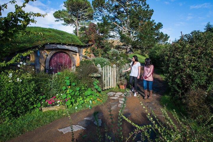 Private 2 Day Tour: Hobbiton, Waitomo, Rotorua Geothermal & Hamilton Gardens