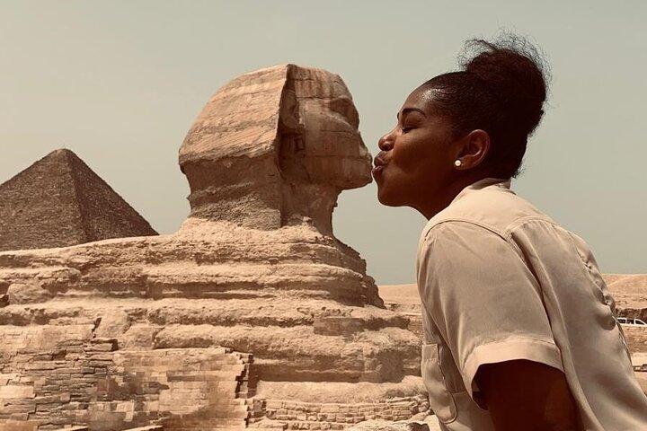 Private guided tour Giza Pyramids Sphinx Photographer with Camera