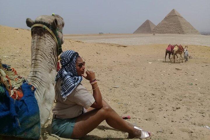 Private guided tour Giza Pyramids Sphinx Photographer with Camera