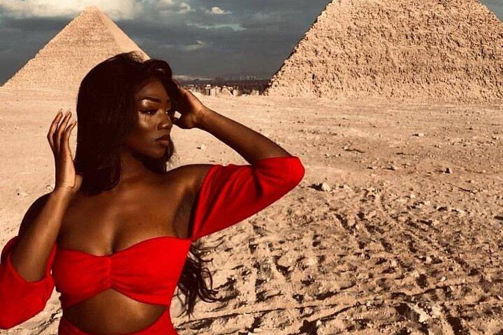 Private guided tour Giza Pyramids Sphinx Photographer with Camera
