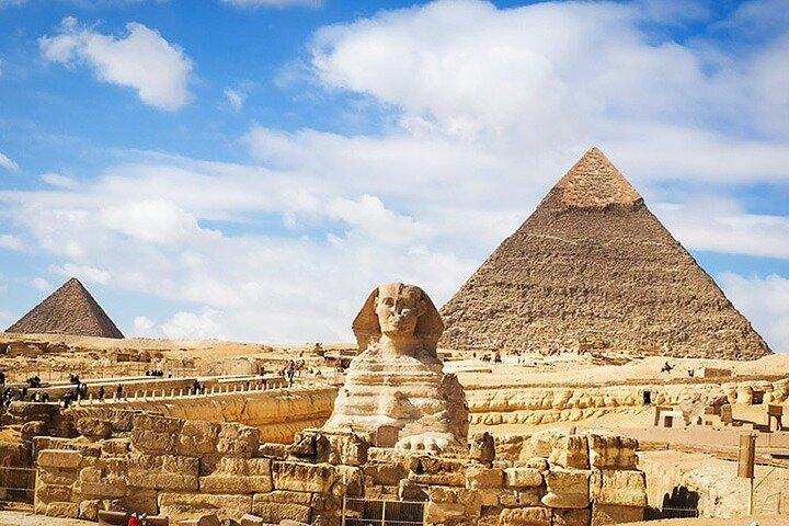 Giza Pyramids, Sphinx & Egyptian Museum with Lunch