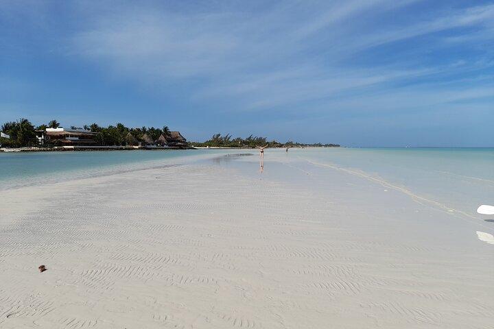 Boat Tour of Three Islands in Holbox with Transportation