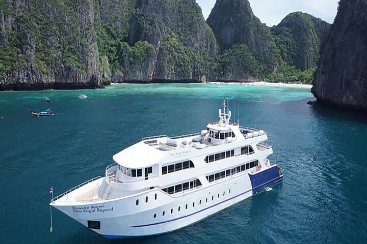 Phuket to Phi Phi Islands by Cruise with Lunch and Snorkeling