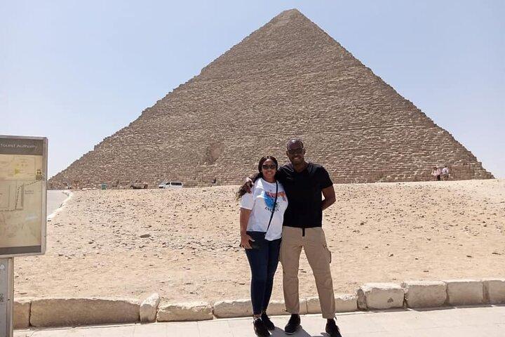 Private Tour Giza Pyramids with Shopping and Dinner Nile Cruise