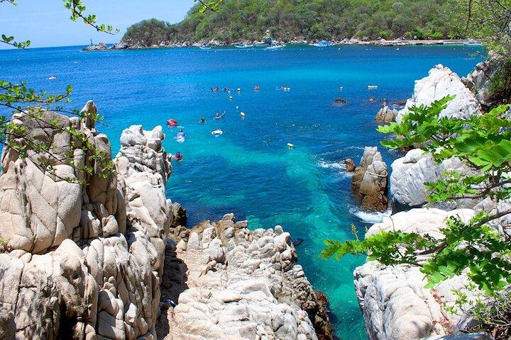 Amazing tour boat through wild nature in Huatulco Bays
