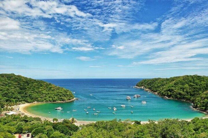 Amazing tour boat through wild nature in Huatulco Bays