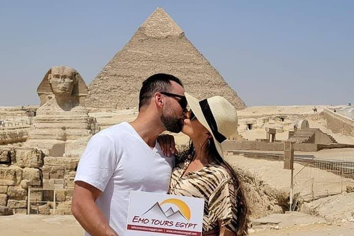 Full Day Tour to Giza Pyramids and old Egyptian Museum in Cairo