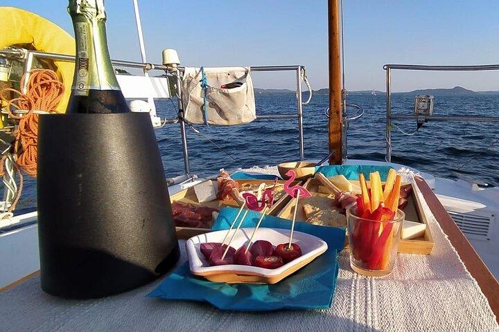Private Tour on a Sailing Boat on Lake Maggiore with Aperitif and Music