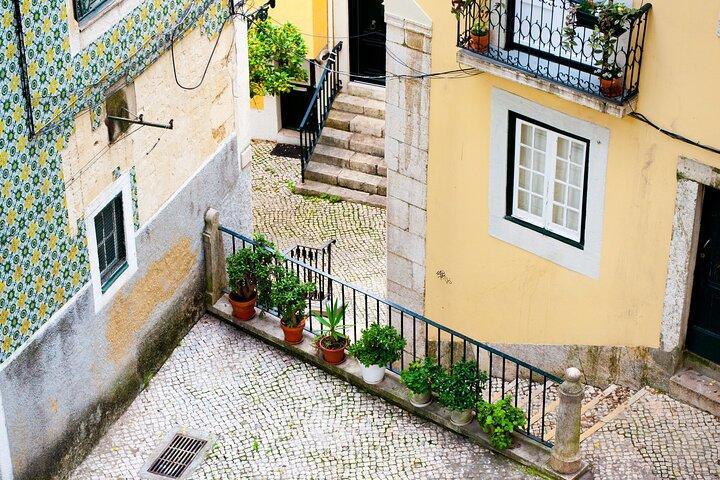 Photography Workshop-Tour in Alfama - Lisbon
