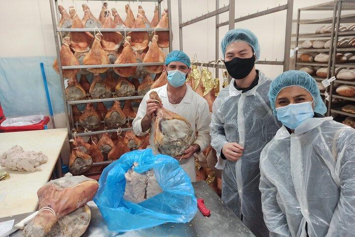Prosciutto Factory 4-Hour Tasting Tour in Bologna