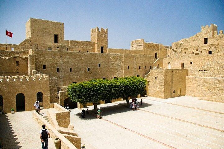 El Jem and Monastir Full-Day Tour with Lunch from Tunis or Hammamet