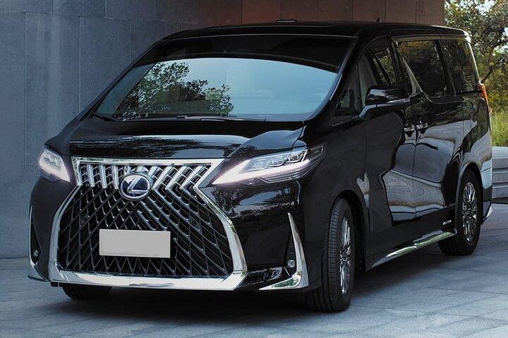 Private Transfer: Airport HKG to Hong Kong by Luxury Van