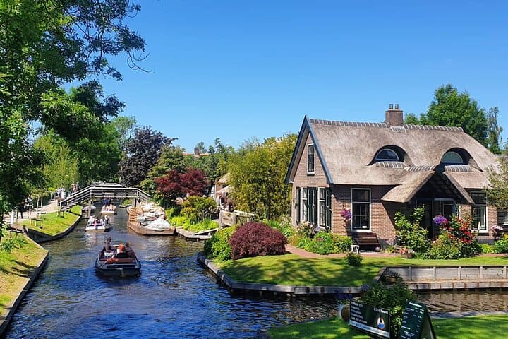 Small Group Giethoorn & Zaanse Schans w/ Pickup & Small Boat