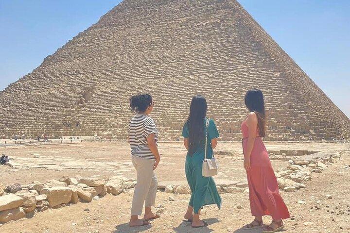 Private Giza Pyramids and Khan el-Kahili Market Day Tour