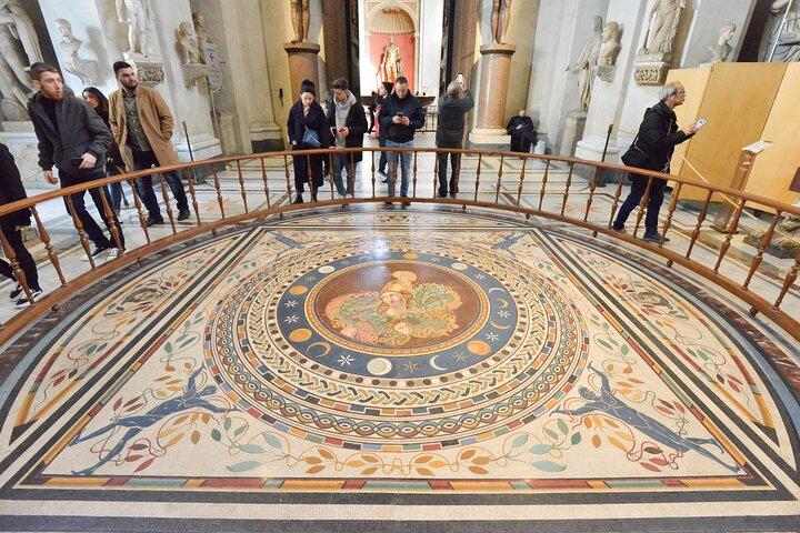 Kid-Friendly Skip the line Tour: Sistine Chapel and Vatican