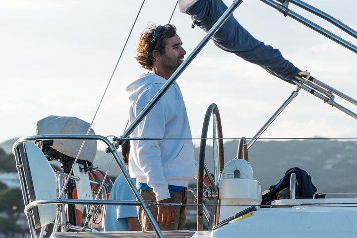 Sailing experience on a 4-hour sailboat in Girona