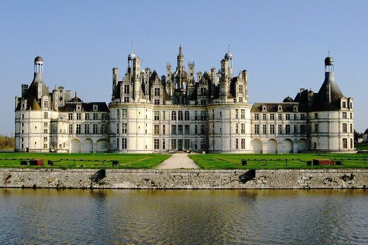Private 3 Loire Castles Live Guided with Wine tasting from Paris
