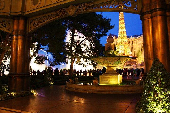 Private 2-Hour Limo Tour of Las Vegas with Champagne