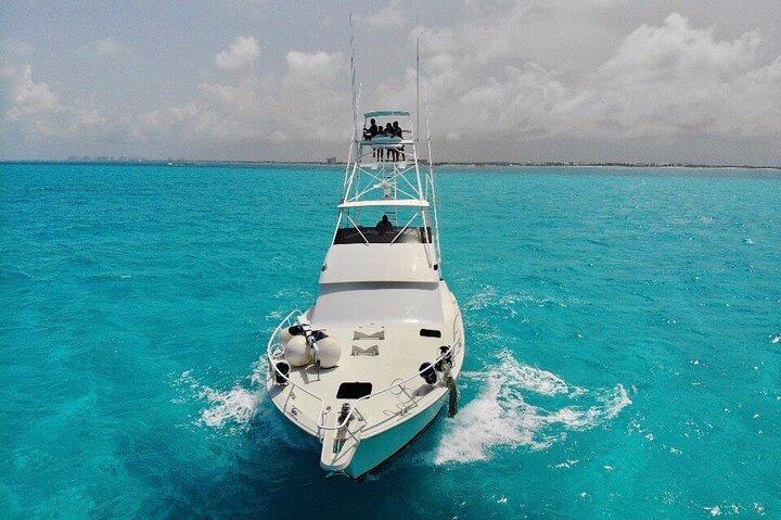 Biggest Luxury Yacht Boat Best in Cancun up to 28 pax