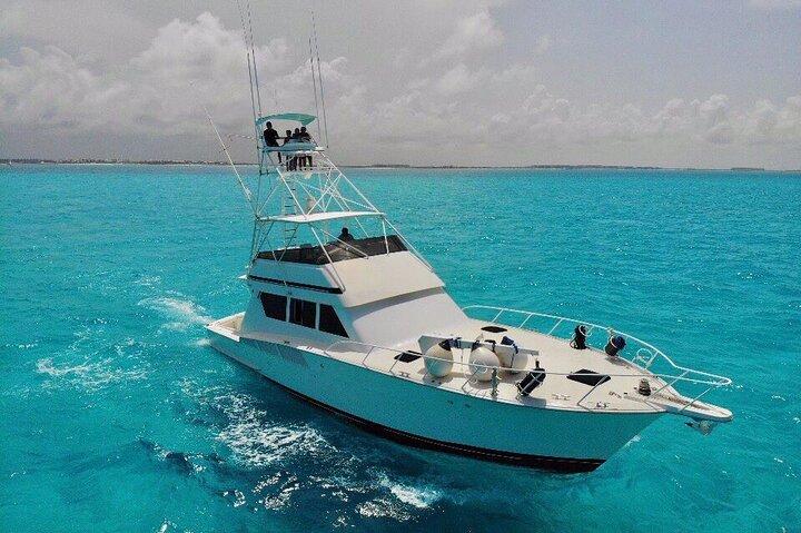 Biggest Luxury Yacht Boat Best in Cancun up to 28 pax