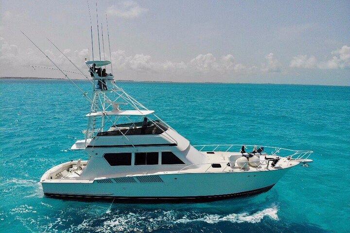 Biggest Luxury Yacht Boat Best in Cancun up to 28 pax
