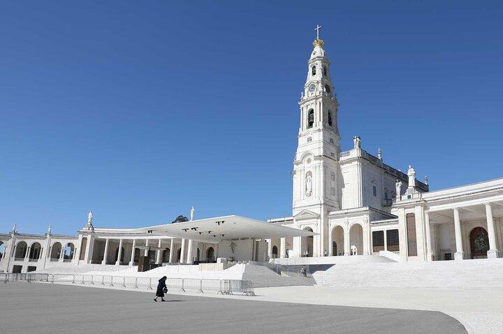 Fátima Batalha Alcobaça Nazaré ( Big Waves) and Óbidos from Lisbon Private Tour