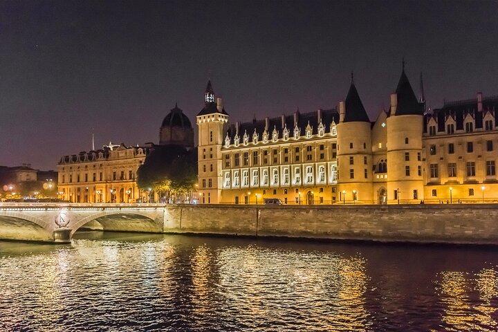 Paris by Night Walking Tour: Ghosts, Mysteries and Legends