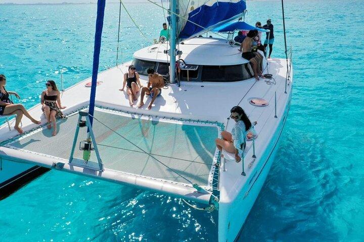 Isla Mujeres: Catamaran Tour with Snorkeling Food, Drinks, Beach