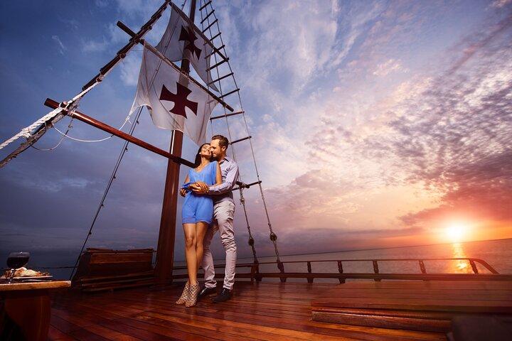 Romantic Sunset Dinner Cruise in Cancun with Open Bar