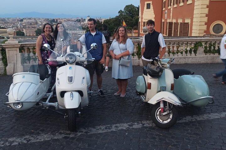 Vespa Sidecar Tour at Day/Night with Pickup