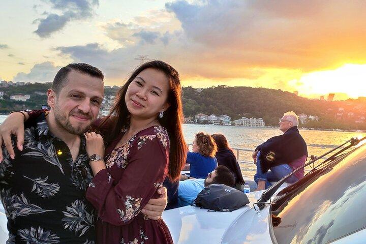 Istanbul Bosphorus Sunset Luxury Yacht Cruise with Snacks