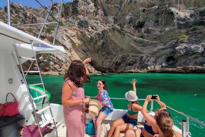 Sesimbra: Private Yacht tour in Arrábida Secret Beaches and Bays