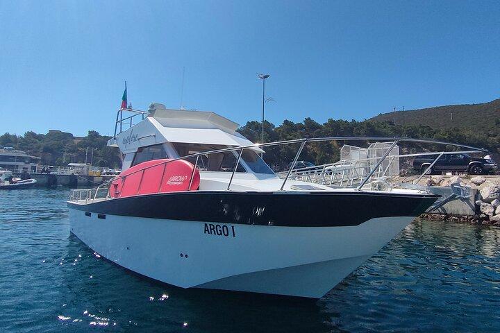 Sesimbra: Private Yacht tour in Arrábida Secret Beaches and Bays