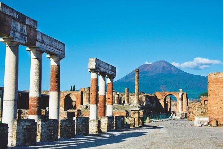 Explore Pompeii & Stabiae – Small-Group Classic Ford Transit Tour