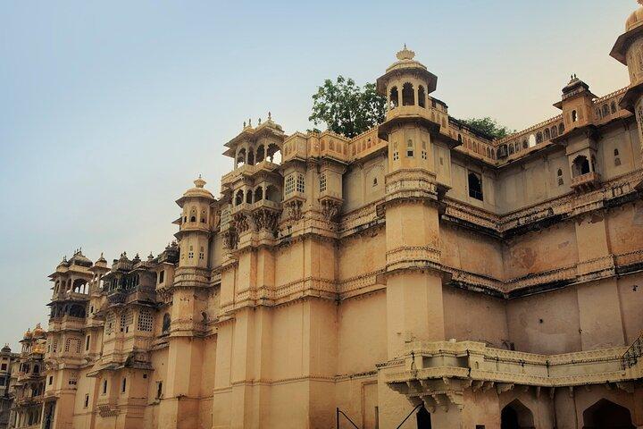 Udaipur in Full Day Sightseeing 8+places with Entrances fees