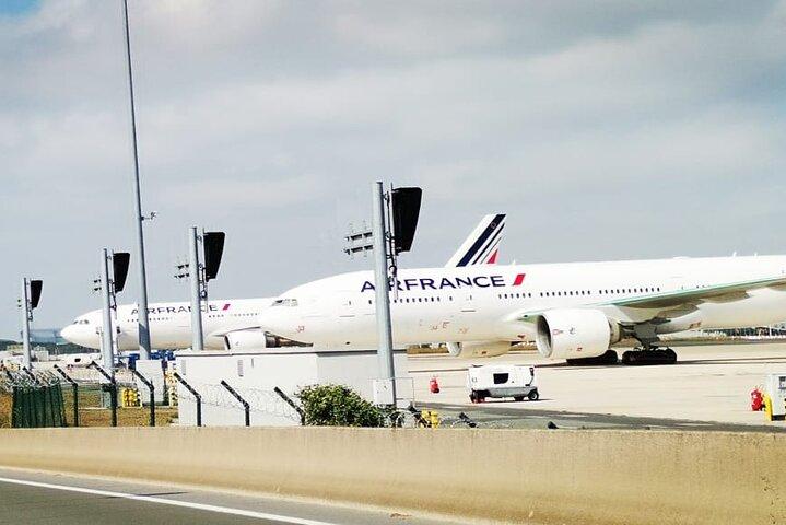 Private Roundtrip Airport Transfer for 1 to 3 Persons in Paris