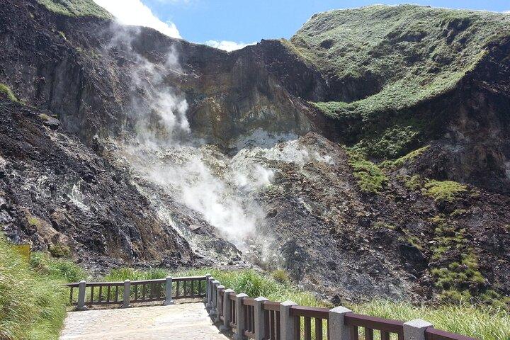 Small-Group: Beitou and Yangmingshan Day Tour from Taipei