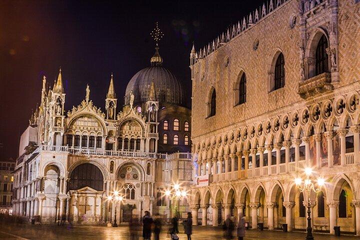 Venice: Private After Dark Tour and Gondola Ride