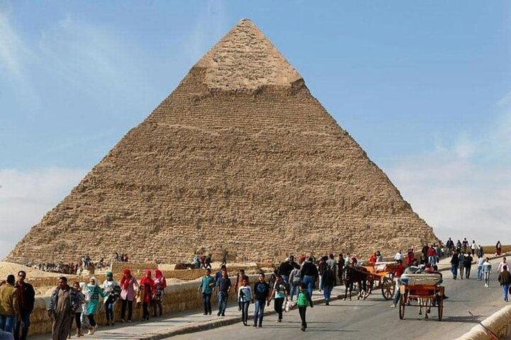 4 days tour to Cairo including hotel, Pyramids, Coptic area, and many more.