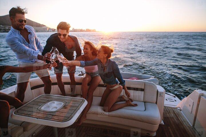 Cabo Private Sunset Yacht Tour: Dinner, Drinks and Arch Views