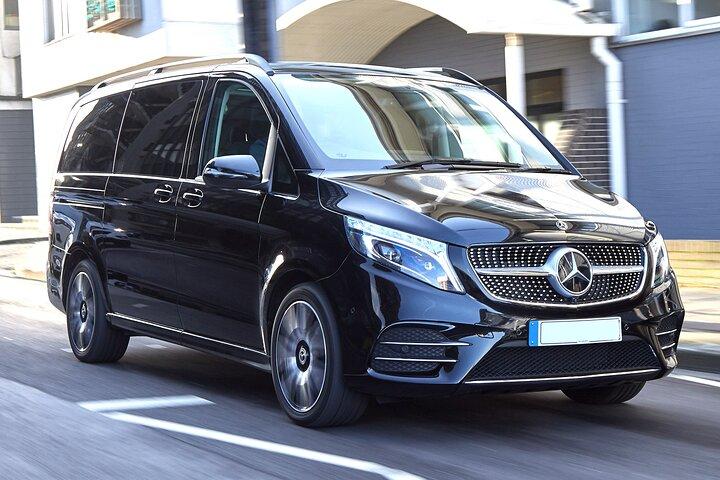 Private Transfer: Paris to Disneyland Park or Hotel by Luxury Van