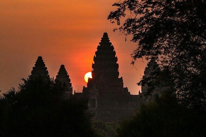 Siem Reap Day Tour to Angkor Wat, Bayon, Ta Prohm, and South Gate