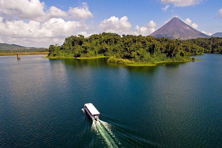 Lake Arenal Boat & Baldi Hot Springs Private Tour from San Jose