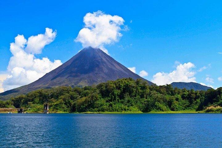 Lake Arenal Boat & Baldi Hot Springs Private Tour from San Jose