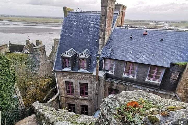 Mont Saint Michel Private VIP Tour with Champagne from Paris