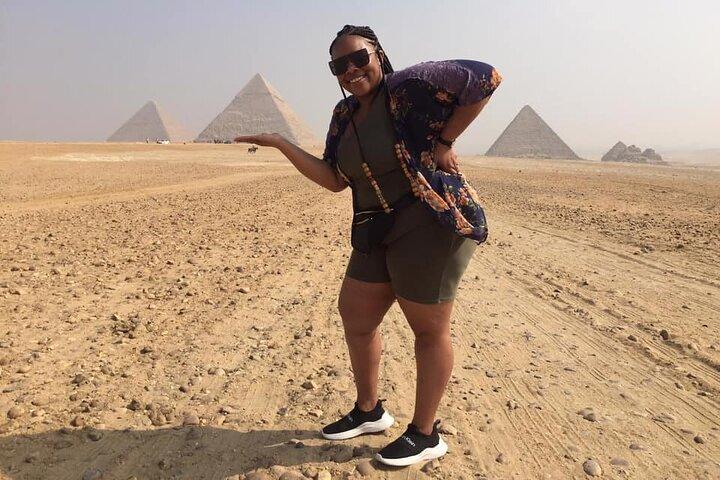 Private guided tour Giza Pyramids Sphinx Photographer with Camera