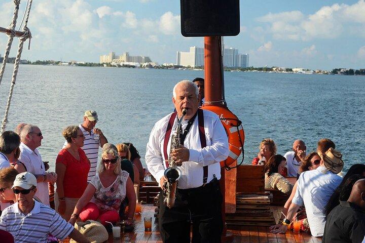 Live a Romantic Night Cruise Dinner at COLUMBUS (open bar included)